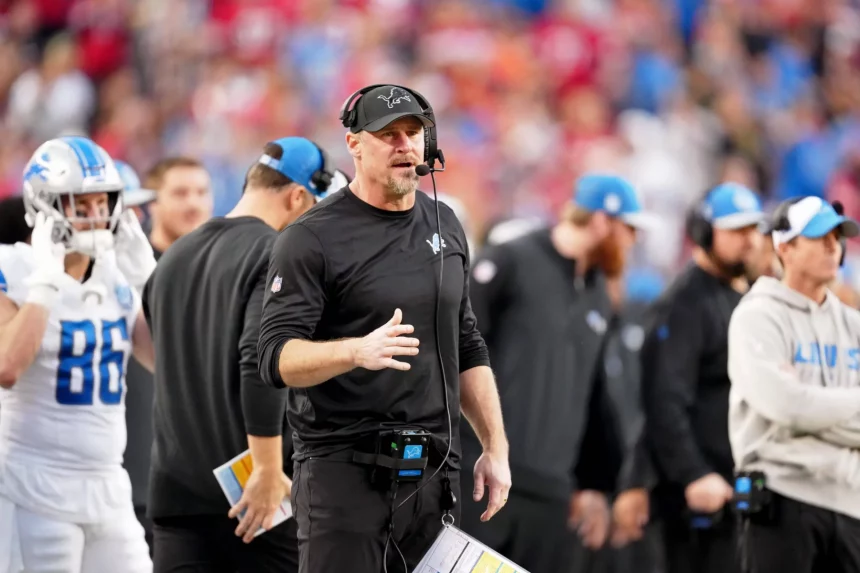 FootballR - NFL - Diese Beschreibung wurde automatisch generiert. Dan Campbell, ein Trainer der Detroit Lions, am Spielfeldrand während eines Spiels.