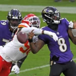 FootballR - NFL - Diese Beschreibung wurde automatisch generiert. Während Charles Omenihu sein Können auf dem Spielfeld unter Beweis stellt.