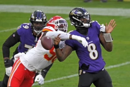 FootballR - NFL - Diese Beschreibung wurde automatisch generiert. Während Charles Omenihu sein Können auf dem Spielfeld unter Beweis stellt.