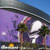 FootballR - NFL - Diese Beschreibung wurde automatisch generiert. Ein großes Gebäude mit einem lila Banner und Palmen, das den Super Bowl feiert.