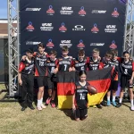 FootballR - NFL - Diese Beschreibung wurde automatisch generiert. Deutsche Jungs posieren für ein Foto mit einer deutschen Flagge.