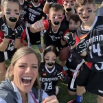 FootballR - NFL - Diese Beschreibung wurde automatisch generiert. Das Deutsche Flag Football Team posiert während der Pro Bowl Games für ein Foto auf einem Fußballfeld.