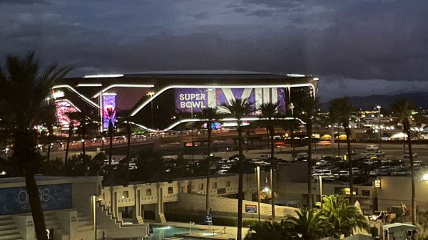 FootballR - NFL Super Bowl LVIII - Diese Beschreibung wurde automatisch generiert. Las Vegas NFL-Stadion bei Nacht, einer der berühmtesten Fußballorte der Stadt.