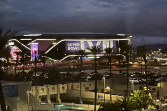 Super Bowl 2029 - NFL Super Bowl LVIII - Diese Beschreibung wurde automatisch generiert. Las Vegas NFL-Stadion bei Nacht, einer der berühmtesten Fußballorte der Stadt.