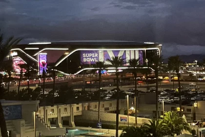 Super Bowl 2029 - NFL Super Bowl LVIII - Diese Beschreibung wurde automatisch generiert. Las Vegas NFL-Stadion bei Nacht, einer der berühmtesten Fußballorte der Stadt.