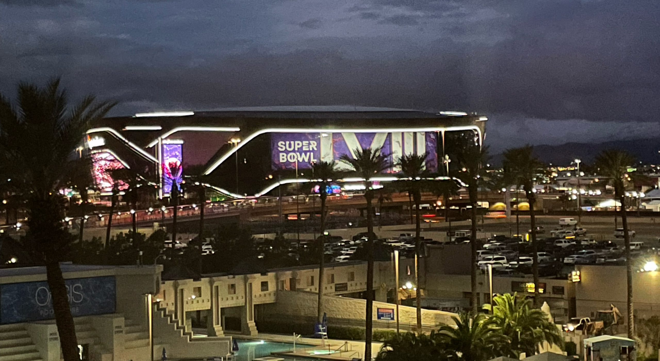 FootballR - NFL - Diese Beschreibung wurde automatisch generiert. Las Vegas NFL-Stadion bei Nacht, einer der berühmtesten Fußballorte der Stadt.