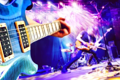 FootballR - NFL - Diese Beschreibung wurde automatisch generiert. Eine Person spielt während des Super Bowls bei einem Konzert E-Gitarre. FootballR NFL Anthem