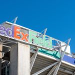 FootballR - NFL - Diese Beschreibung wurde automatisch generiert. Ein Schild am FedEx Field, dem Commanders Stadion.