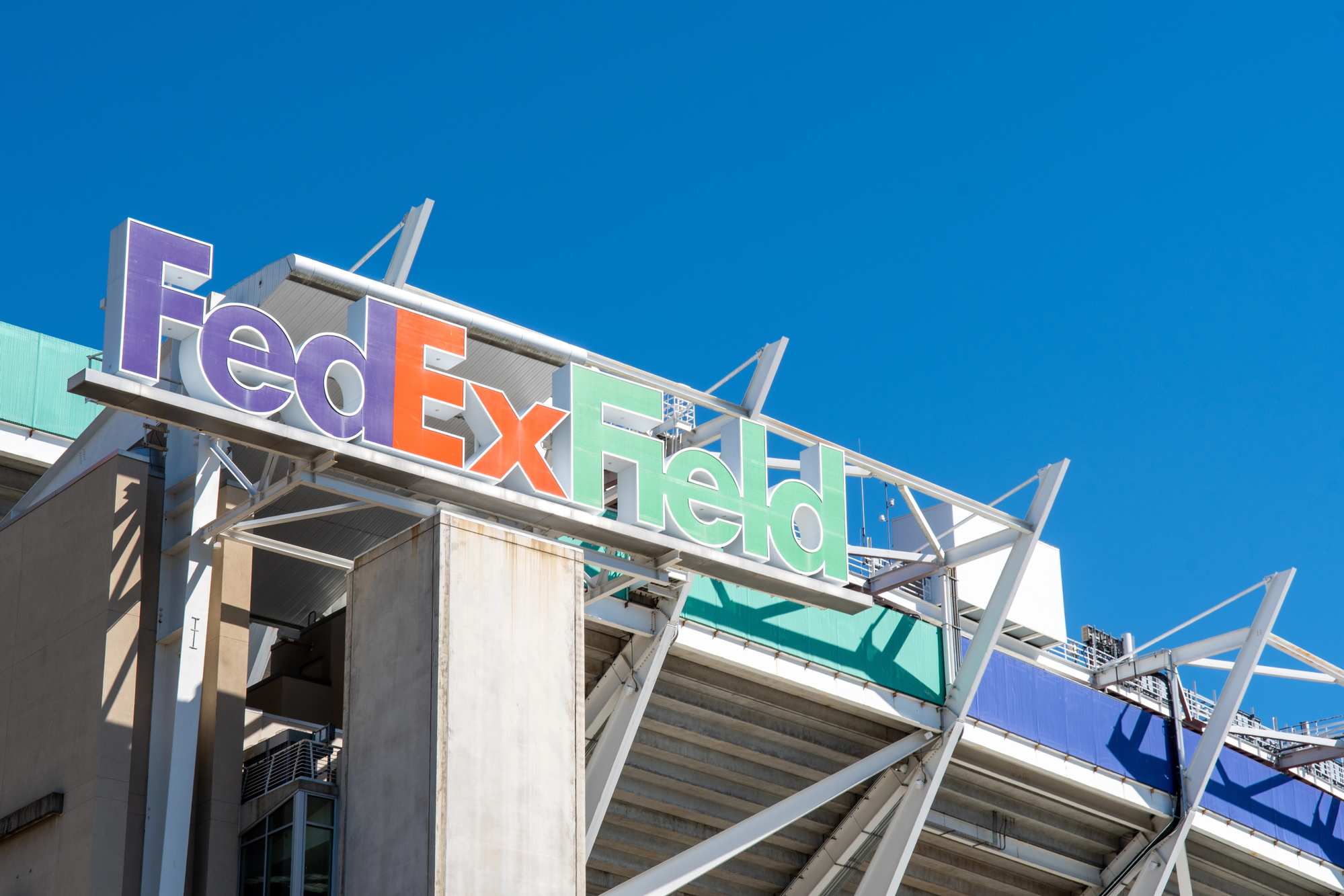 FootballR - NFL - Diese Beschreibung wurde automatisch generiert. Ein Schild am FedEx Field, dem Commanders Stadion.