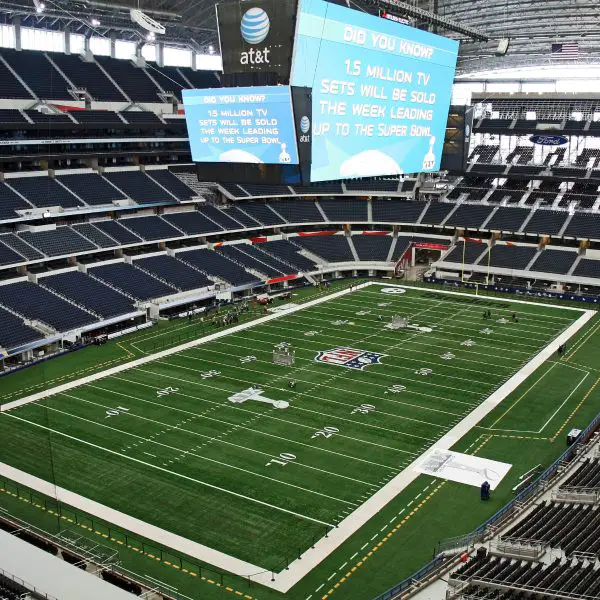 FootballR - NFL - Diese Beschreibung wurde automatisch generiert. Ein leeres Stadion mit einem Footballfeld in der Mitte, das normalerweise mit NFL-Teams und Besuchern gefüllt ist.