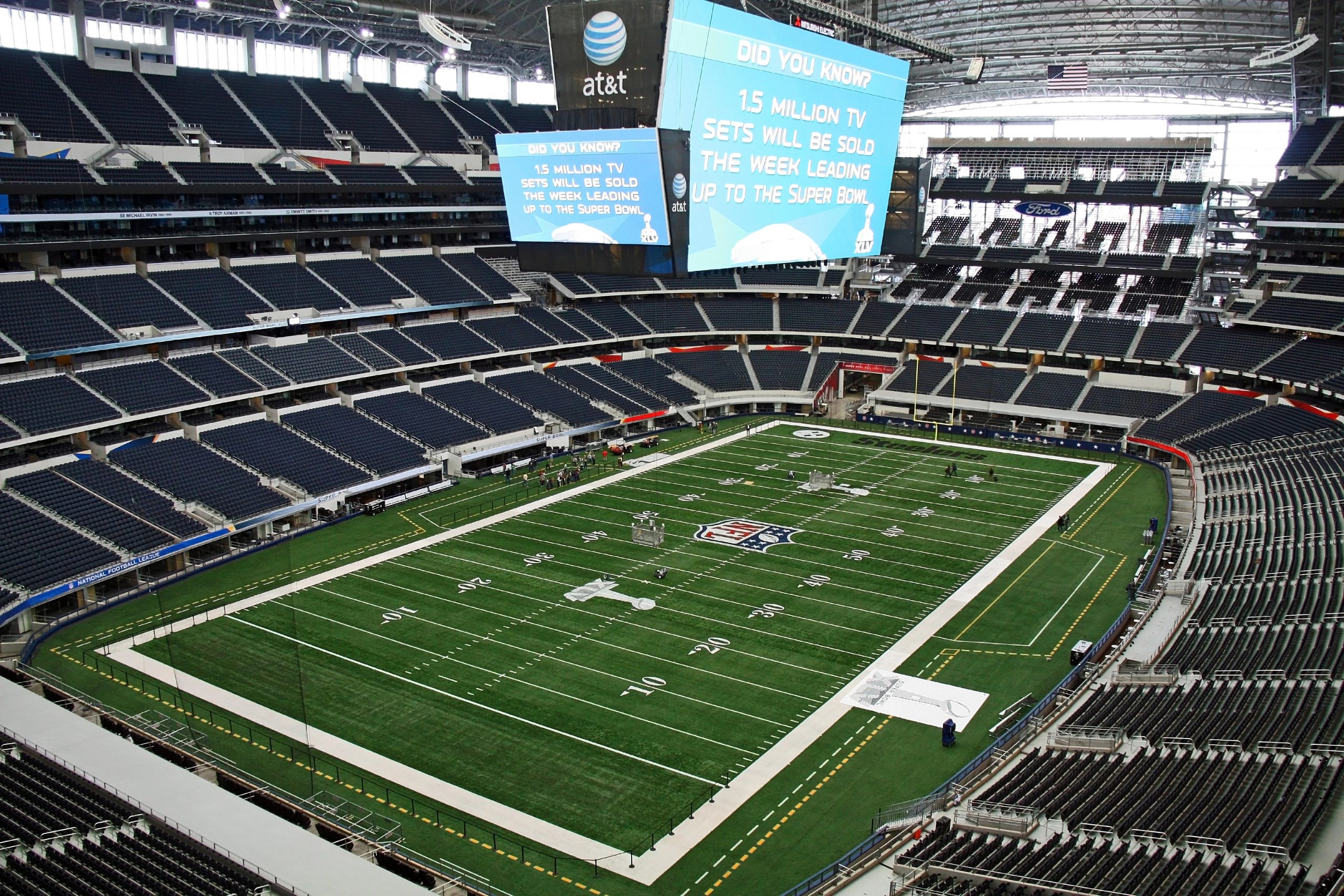 FootballR - NFL - Diese Beschreibung wurde automatisch generiert. Ein leeres Stadion mit einem Footballfeld in der Mitte, das normalerweise mit NFL-Teams und Besuchern gefüllt ist.