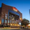 FootballR - NFL - Diese Beschreibung wurde automatisch generiert. Das Stadion der Indianapolis Colts in der Abenddämmerung während des NFL Scouting Combine 2024.