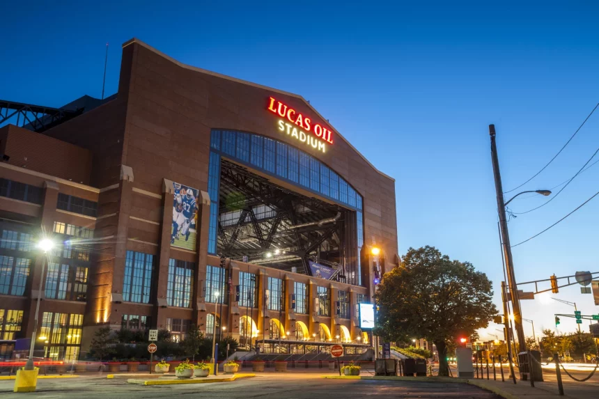 FootballR - NFL Scouting Combine 2026 - Diese Beschreibung wurde automatisch generiert. Das Stadion der Indianapolis Colts in der Abenddämmerung während des NFL Scouting Combine 2024.