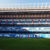 FootballR - NFL - Diese Beschreibung wurde automatisch generiert. Das Innere des Real-Madrid-Stadions in Spanien.