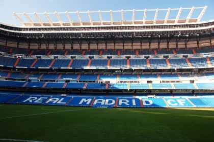 Atlanta Falcons - NFL Week 11 - NFL x Miami Dolphins - Diese Beschreibung wurde automatisch generiert. Das Innere des Real-Madrid-Stadions in Spanien.