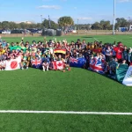 FootballR - NFL - Diese Beschreibung wurde automatisch generiert. Das Deutsche Flag Football Team posiert für ein Foto auf einem Fußballplatz.
