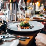 FootballR - NFL - Diese Beschreibung wurde automatisch generiert. Eine Gruppe von Menschen isst in einem Restaurant zu Abend.