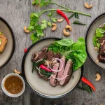 FootballR - NFL - Diese Beschreibung wurde automatisch generiert. Drei Schüsseln mit Essen auf einem Holztisch.