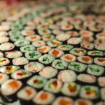 FootballR - NFL - Diese Beschreibung wurde automatisch generiert. Ein Teller voller Sushi auf einem Tisch.