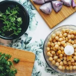 FootballR - NFL - Diese Beschreibung wurde automatisch generiert. Lebensmittelzutaten auf einem Tisch.