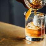 FootballR - NFL - Diese Beschreibung wurde automatisch generiert. Ein altmodisches Wesen, das in ein Glas gegossen wird.