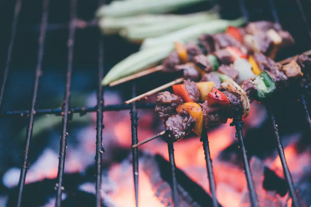 FootballR - NFL - Diese Beschreibung wurde automatisch generiert. Spieße mit Fleisch und Gemüse auf dem Grill.