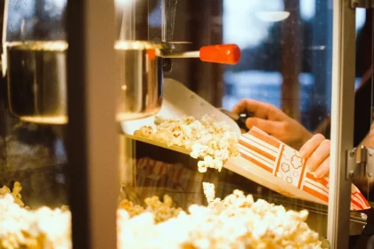 FootballR - NFL - Diese Beschreibung wurde automatisch generiert. Eine Person füllt Popcorn in eine Maschine.