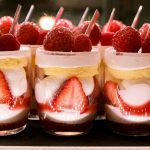 FootballR - NFL - Diese Beschreibung wurde automatisch generiert. Ein Tablett mit Desserts mit Erdbeeren und Schlagsahne.