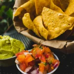 FootballR - NFL - Diese Beschreibung wurde automatisch generiert. Eine Schüssel Salsa und Tortillachips.