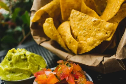 FootballR - NFL - Diese Beschreibung wurde automatisch generiert. Eine Schüssel Salsa und Tortillachips.