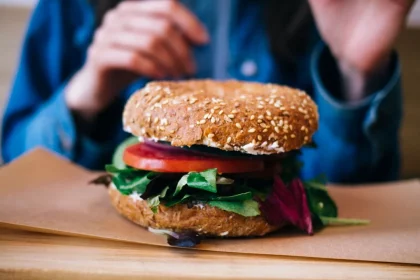 Photo Veganes Fast Food: Süßkartoffel-Falafel-Bowl mit Tahini-Dressing