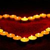 FootballR - NFL - Trauerfeier - Diese Beschreibung wurde automatisch generiert. Eine herzförmige Kerze mit brennenden Kerzen wird häufig bei Beerdigungen oder Gedenkfeiern zu Ehren eines Todesopfers verwendet.