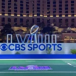 FootballR - NFL - Diese Beschreibung wurde automatisch generiert. Das CBS-Sportlogo befindet sich auf einem Footballfeld in Las Vegas. Super Bowl LVIII Tipping Game
