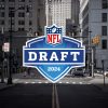 FootballR - NFL - Diese Beschreibung wurde automatisch generiert. Das Logo des NFL Draft 2024 war während des Auswahlverfahrens der ersten Runde prominent auf einer Straße in der Stadt Detroit zu sehen.