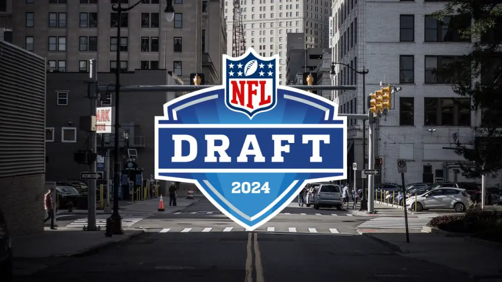 FootballR - NFL - sechs Quarterbacks -Compensatory Picks 2024 - Diese Beschreibung wurde automatisch generiert. Das Logo des NFL Draft 2024 war während des Auswahlverfahrens der ersten Runde prominent auf einer Straße in der Stadt Detroit zu sehen.