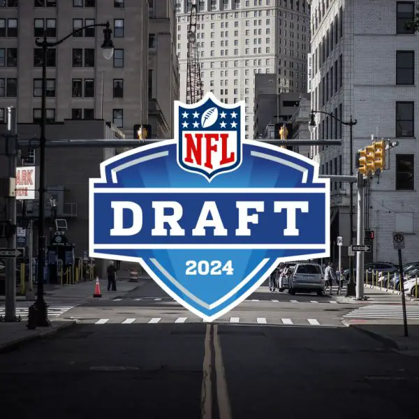 FootballR - NFL - sechs Quarterbacks -Compensatory Picks 2024 - Diese Beschreibung wurde automatisch generiert. Das Logo des NFL Draft 2024 war während des Auswahlverfahrens der ersten Runde prominent auf einer Straße in der Stadt Detroit zu sehen.