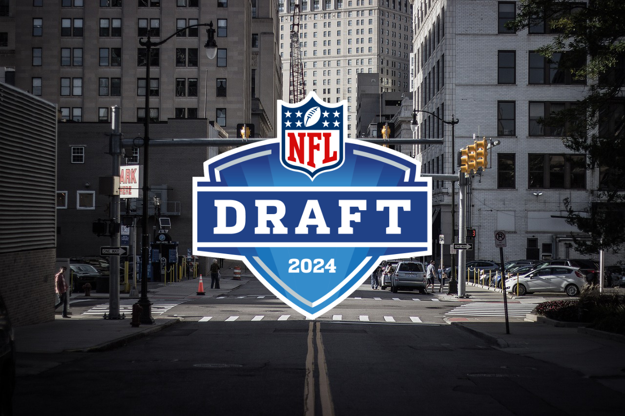 FootballR - NFL - Compensatory Picks 2024 - Diese Beschreibung wurde automatisch generiert. Das Logo des NFL Draft 2024 war während des Auswahlverfahrens der ersten Runde prominent auf einer Straße in der Stadt Detroit zu sehen.