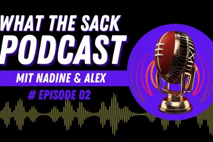 FootballR - NFL - Diese Beschreibung wurde automatisch generiert. Schauen Sie sich das What the Sack Podcast-Logo mit Mikrofon an, perfekt für Draft Day Drama - und NFL Scouting Combine-Enthusiasten.