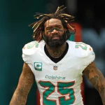 FootballR - NFL - Diese Beschreibung wurde automatisch generiert. Ein Cornerback der Miami Dolphins, Xavien Howard , mit Tätowierungen im Gesicht.