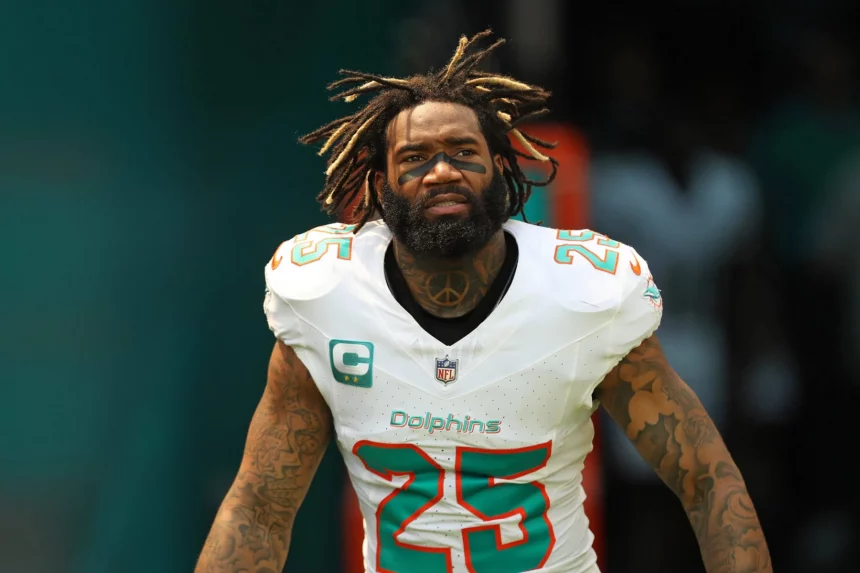 FootballR - NFL - Diese Beschreibung wurde automatisch generiert. Ein Cornerback der Miami Dolphins, Xavien Howard , mit Tätowierungen im Gesicht.