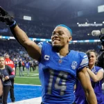 FootballR - NFL - Diese Beschreibung wurde automatisch generiert. Ein Footballspieler der Detroit Lions mit blauen Haaren, Amon-Ra St. Brown. Er sprach über den Verbleib von Ben Johnson