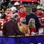 FootballR - NFL - Diese Beschreibung wurde automatisch generiert. Die Kansas City Chiefs feiern ihre Super Bowl LVIII-Meisterschaft mit Konfetti.