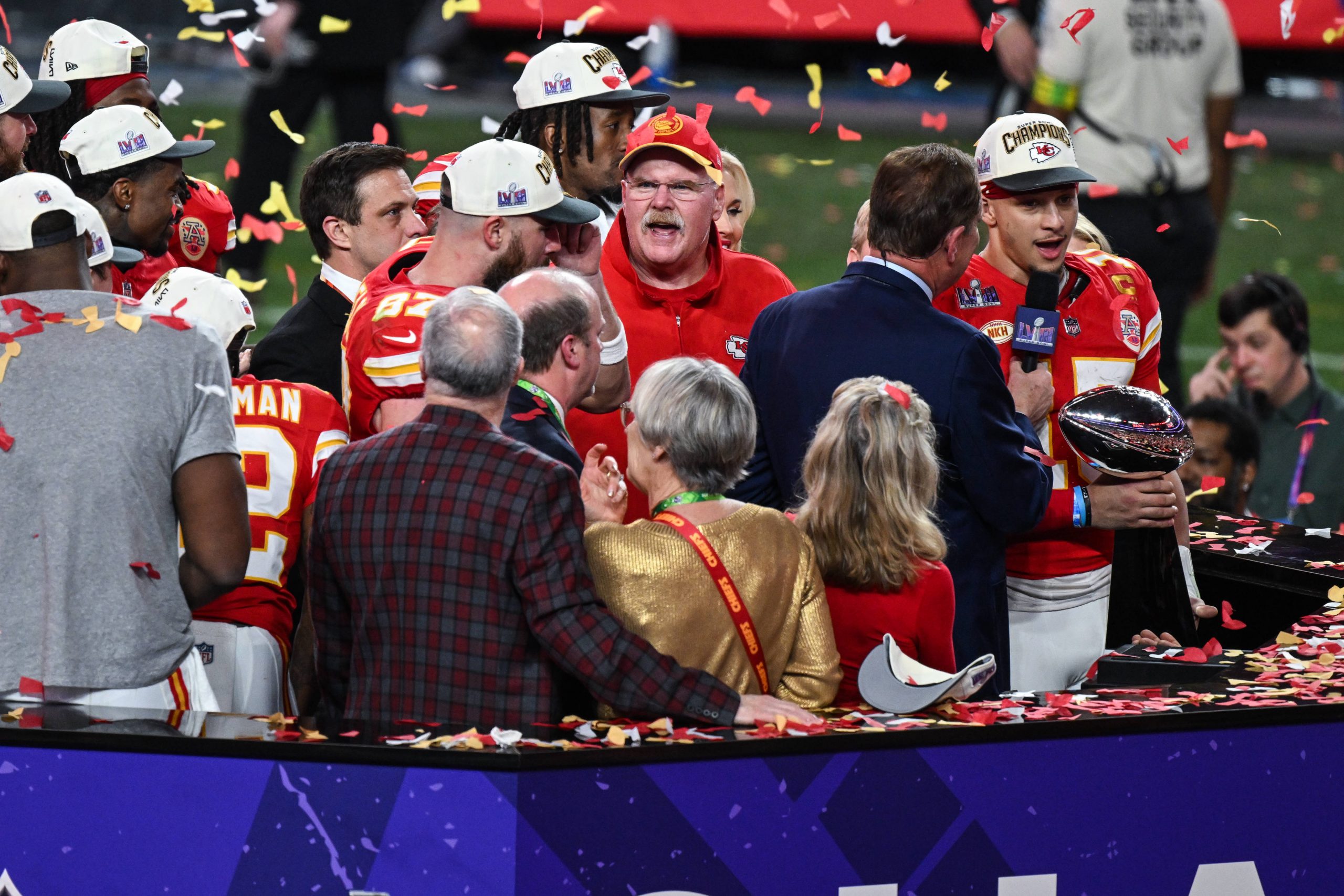 FootballR - NFL - Diese Beschreibung wurde automatisch generiert. Die Kansas City Chiefs feiern ihre Super Bowl LVIII-Meisterschaft mit Konfetti.