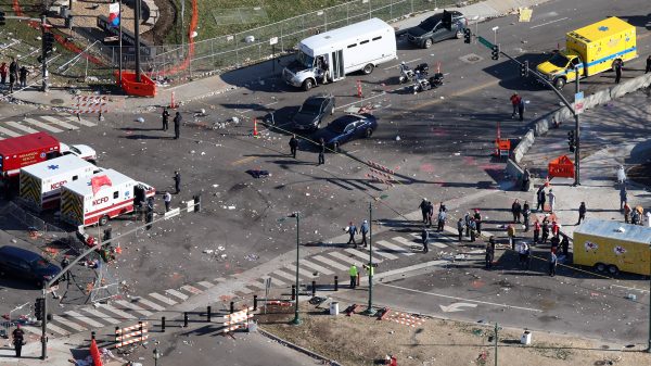 FootballR - NFL Super-Bowl-Parade - Diese Beschreibung wurde automatisch generiert. Eine Luftaufnahme nach den Schüssen bei der Super Bowl Parade der Chiefs.