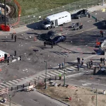 FootballR - NFL Super-Bowl-Parade - Diese Beschreibung wurde automatisch generiert. Eine Luftaufnahme nach den Schüssen bei der Super Bowl Parade der Chiefs.