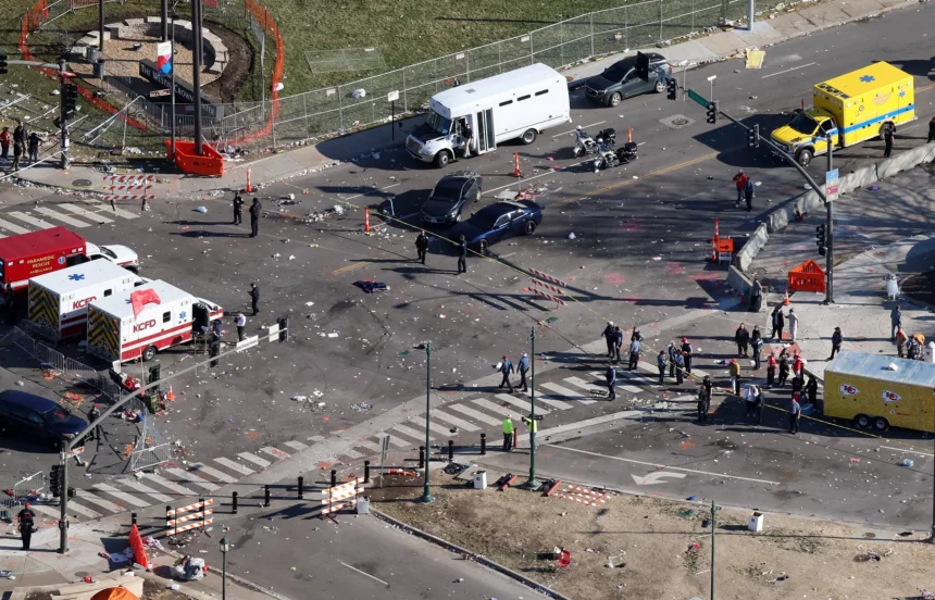 FootballR - NFL Super-Bowl-Parade - Diese Beschreibung wurde automatisch generiert. Eine Luftaufnahme nach den Schüssen bei der Super Bowl Parade der Chiefs.