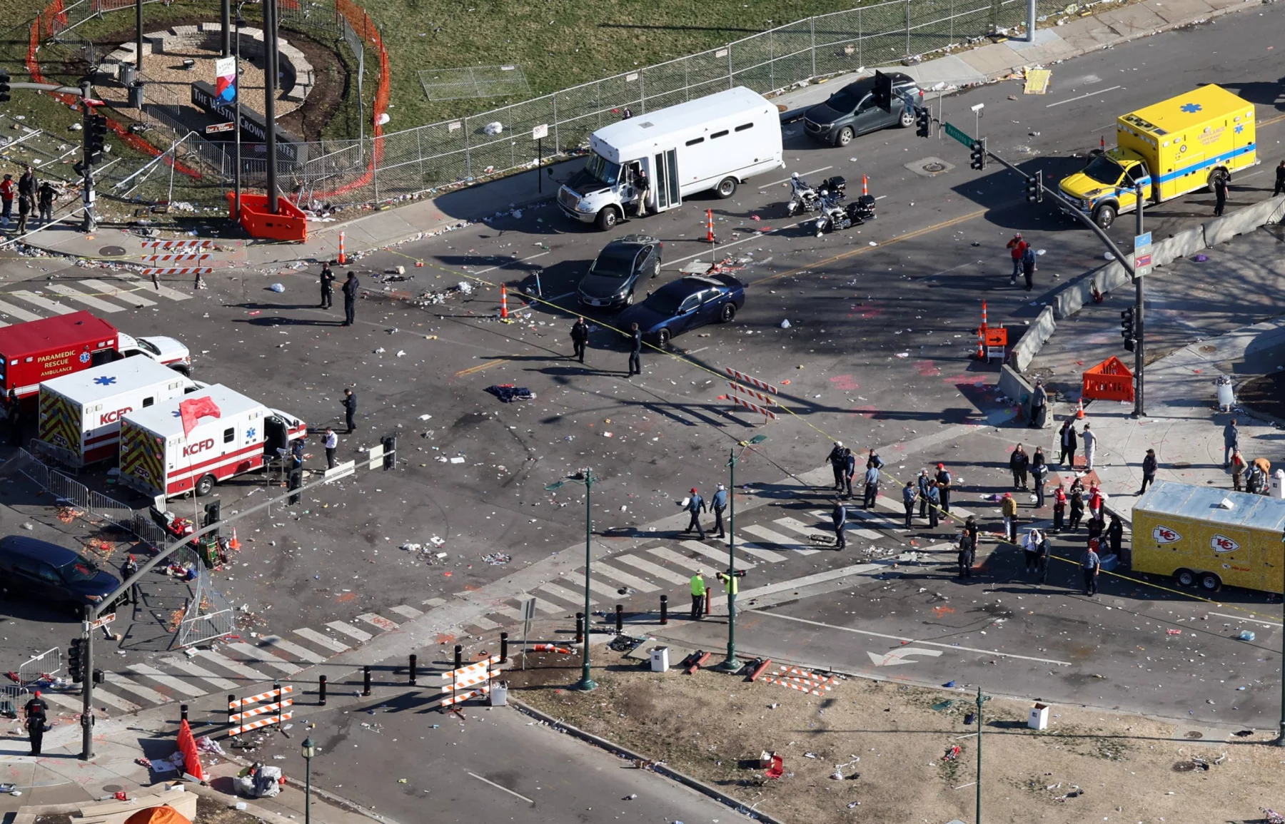 FootballR - NFL Super-Bowl-Parade - Diese Beschreibung wurde automatisch generiert. Eine Luftaufnahme nach den Schüssen bei der Super Bowl Parade der Chiefs.