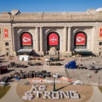 FootballR - NFL - Diese Beschreibung wurde automatisch generiert. Die Chiefs ziehen nach ihrem Super-Bowl-Sieg durch Kansas City. Zwei Männer im Zusammenhang mit Schießerei angeklagt