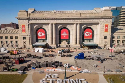 FootballR - NFL - Diese Beschreibung wurde automatisch generiert. Die Chiefs ziehen nach ihrem Super-Bowl-Sieg durch Kansas City. Zwei Männer im Zusammenhang mit Schießerei angeklagt