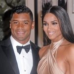 FootballR - NFL - Diese Beschreibung wurde automatisch generiert. Ein Mann, Russell Wilson, und seine Frau Ciara posieren für ein Foto in Denver.
